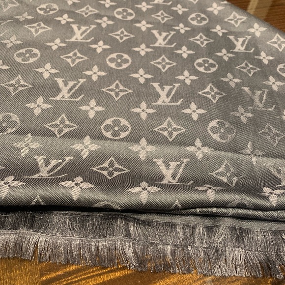Louis Vuitton Shine Monogram Shawl - Picture 7 of 12